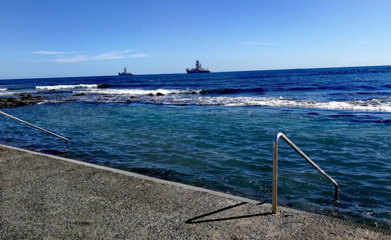 La laja Piscinas'in fotoğrafı beton kaplı yüzey yüzey ile