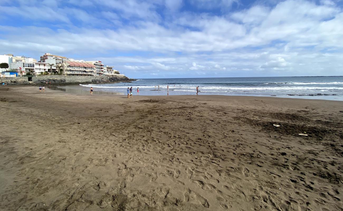 Playa de Salinetas'in fotoğrafı kahverengi kum yüzey ile