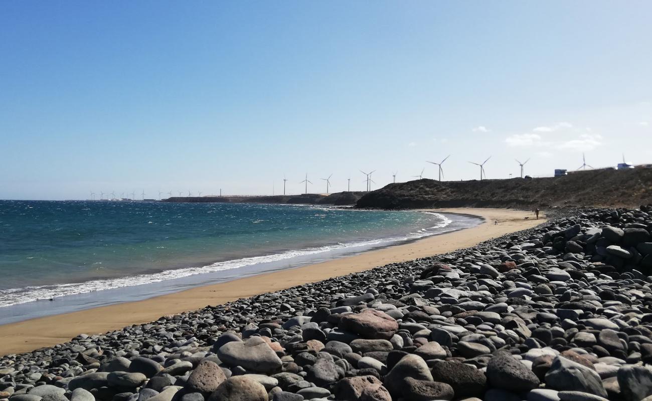 Playa de Cueva Laya'in fotoğrafı siyah kum ve çakıl yüzey ile