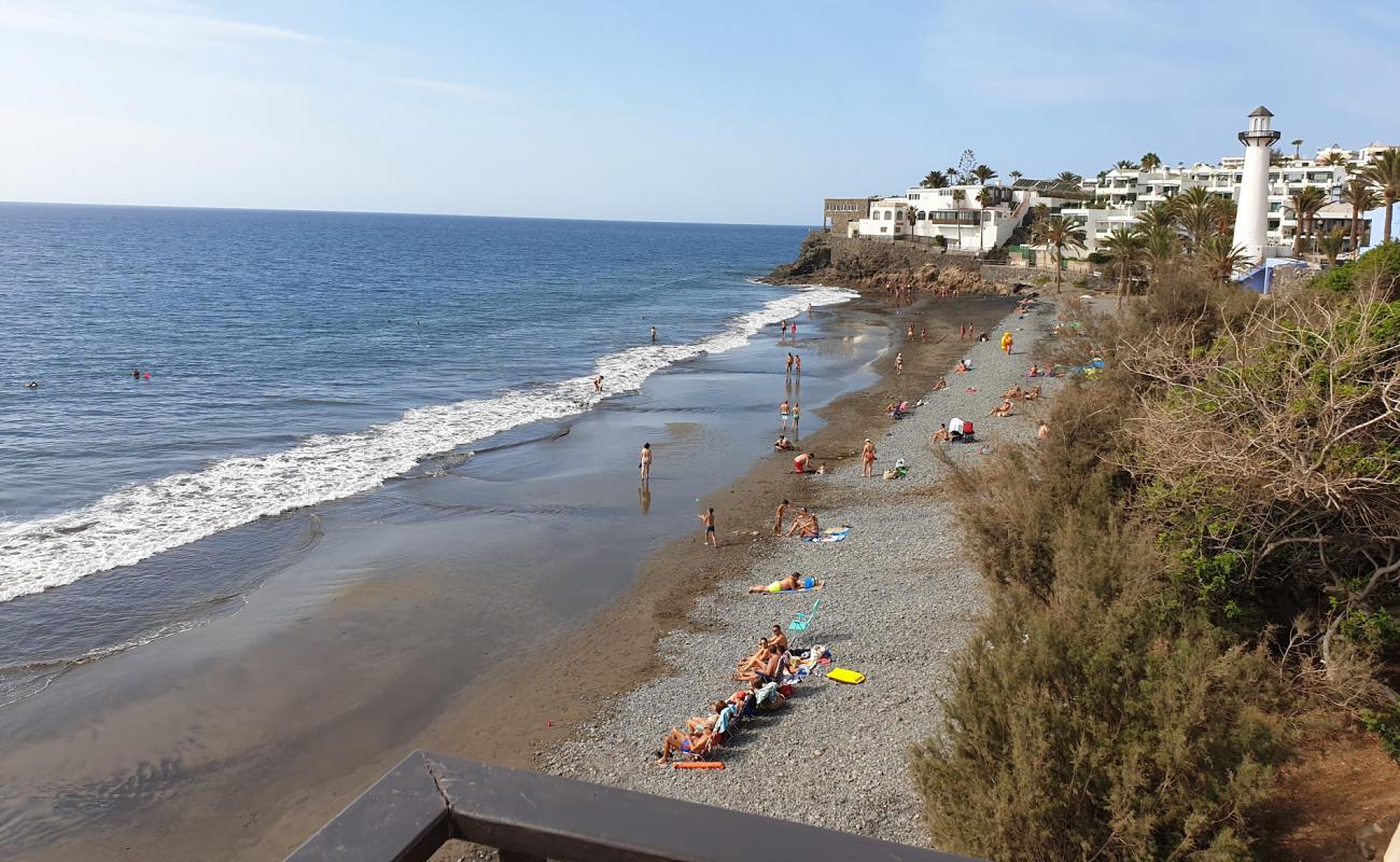Playa del Aguila'in fotoğrafı siyah kum ve çakıllar yüzey ile
