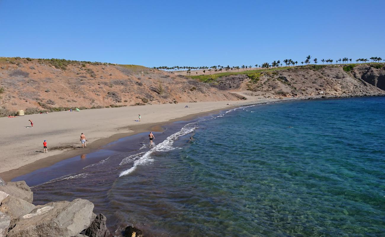 Playa de Pasito Blanco'in fotoğrafı i̇nce bej kum yüzey ile