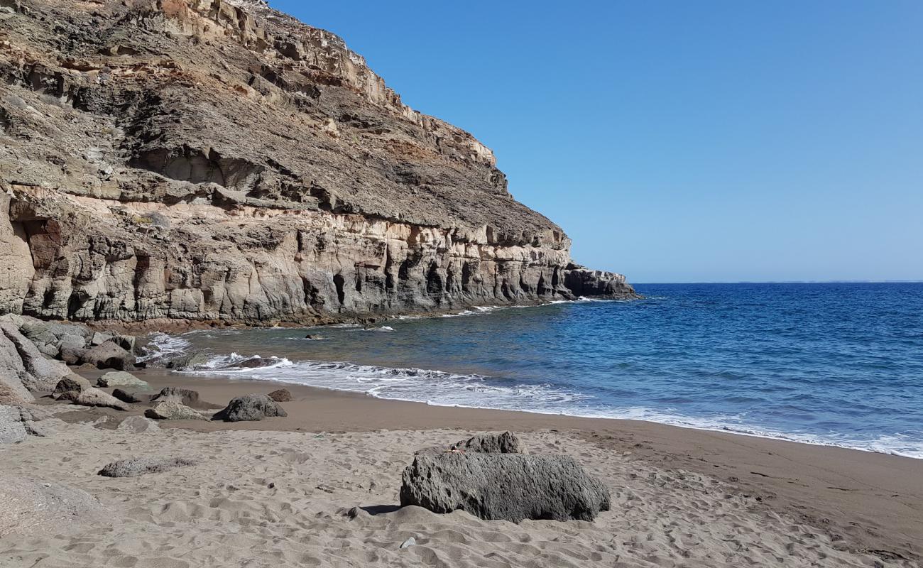 Playa de Tiritana'in fotoğrafı kahverengi kum yüzey ile