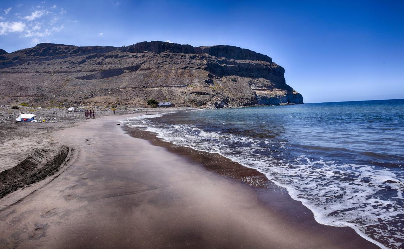 Playa de Veneguera'in fotoğrafı gri kum ve çakıllar yüzey ile