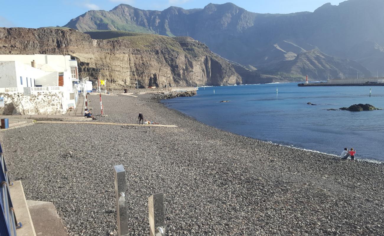 Playa de las Nieves'in fotoğrafı küçük gri çakıllar yüzey ile