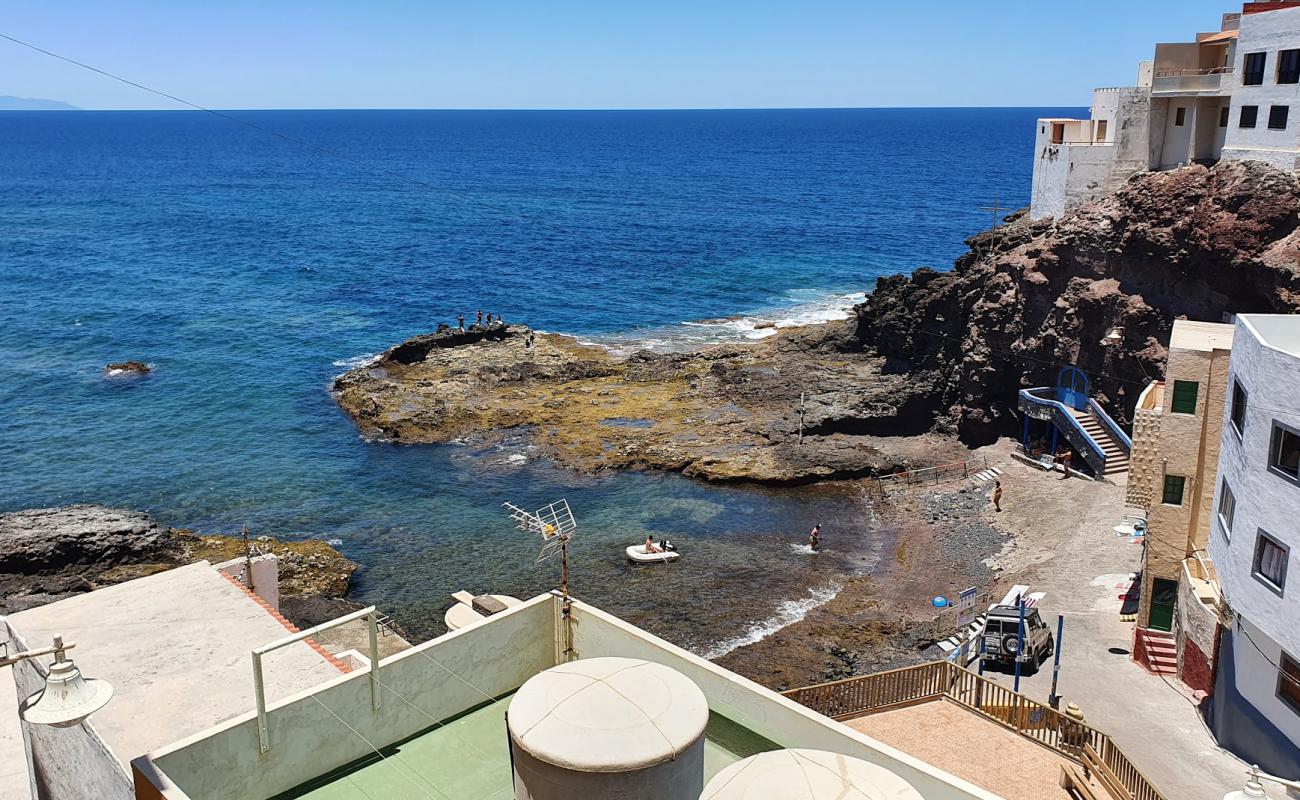 Playa de Caleta de Arriba'in fotoğrafı taşlı kum yüzey ile