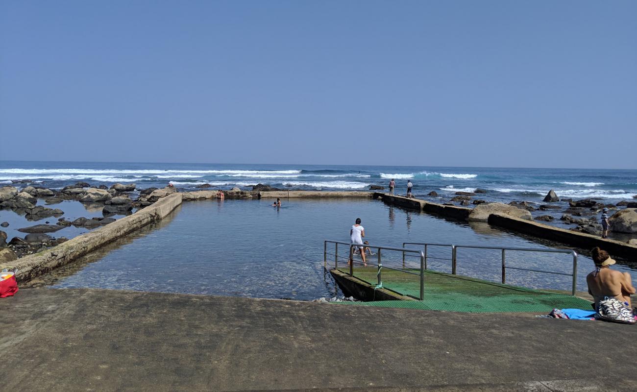Piscina Natural El Altillo'in fotoğrafı beton kaplı yüzey yüzey ile