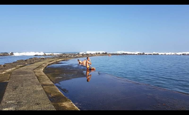 Playa Las Salinas'in fotoğrafı beton kaplı yüzey yüzey ile