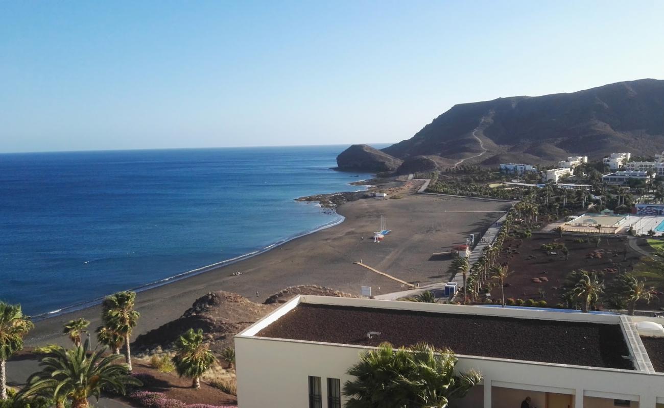 Playa de los Pobres'in fotoğrafı gri kum yüzey ile