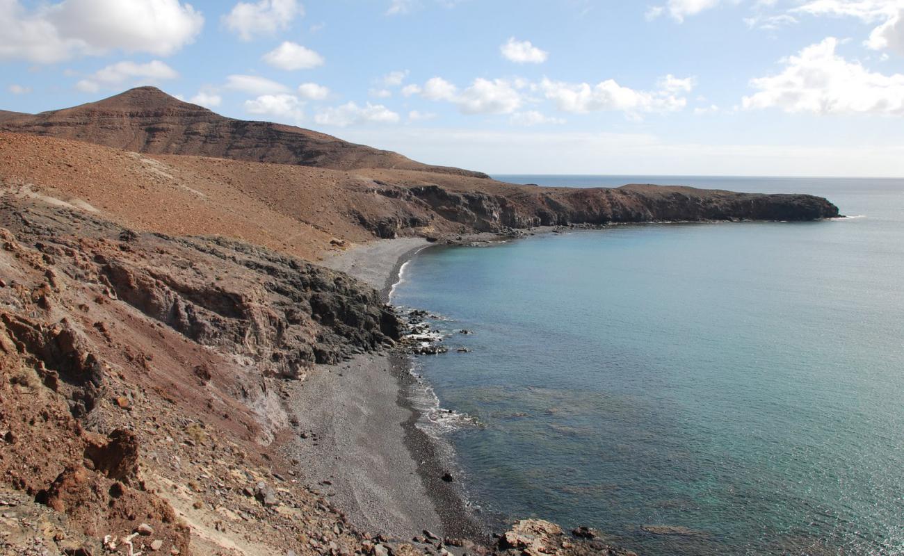 Playa del Caracol'in fotoğrafı gri kum ve çakıllar yüzey ile