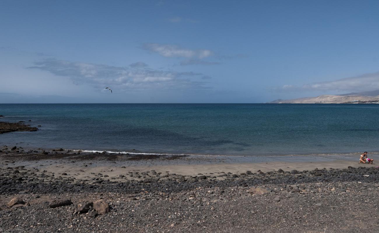 Playa de la Jaqueta'in fotoğrafı taşlı kum yüzey ile