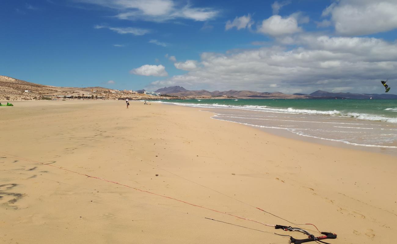 Playa de Sotavento de Jandia'in fotoğrafı i̇nce kahverengi kum yüzey ile