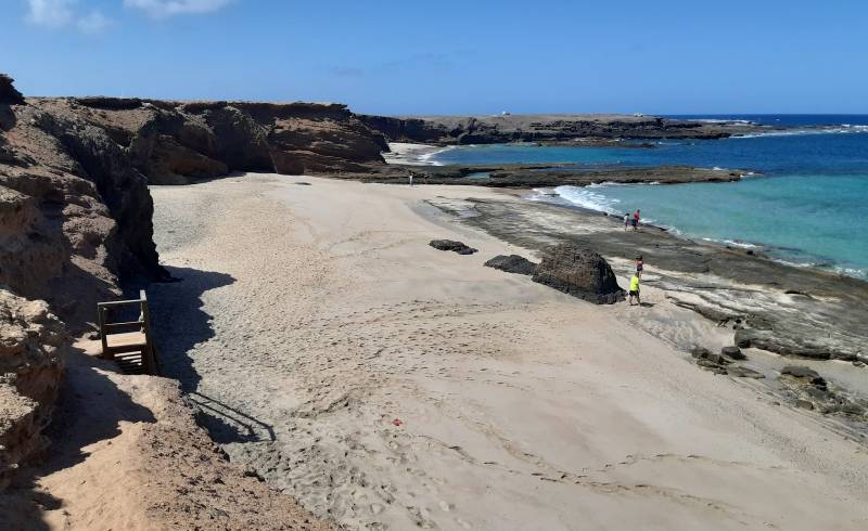 Playa de los Ojos'in fotoğrafı açık bej kum yüzey ile