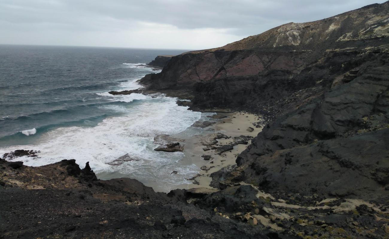 Playa Del Junquillo'in fotoğrafı bej kum ve kayalar yüzey ile