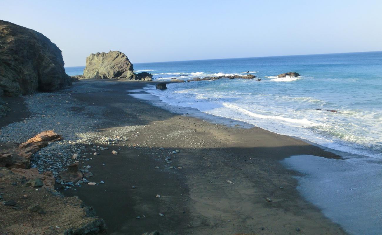 Amanay Beach'in fotoğrafı siyah kum yüzey ile