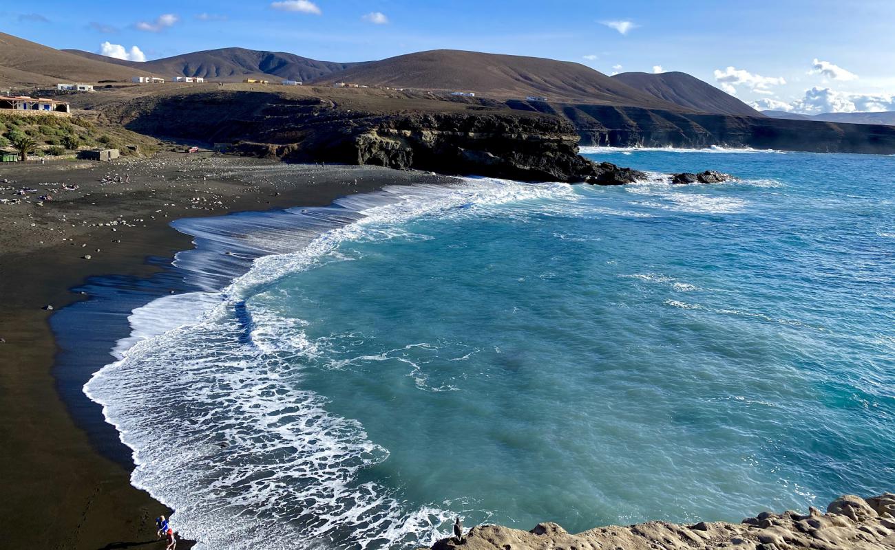 Playa de Ajui'in fotoğrafı gri kum yüzey ile