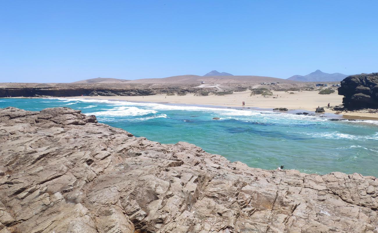 Beach Jarugo'in fotoğrafı i̇nce bej kum yüzey ile