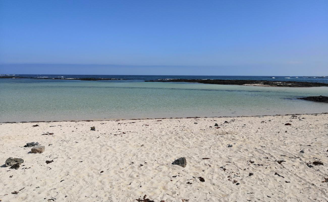 Playa El Charcon'in fotoğrafı parlak kum ve kayalar yüzey ile