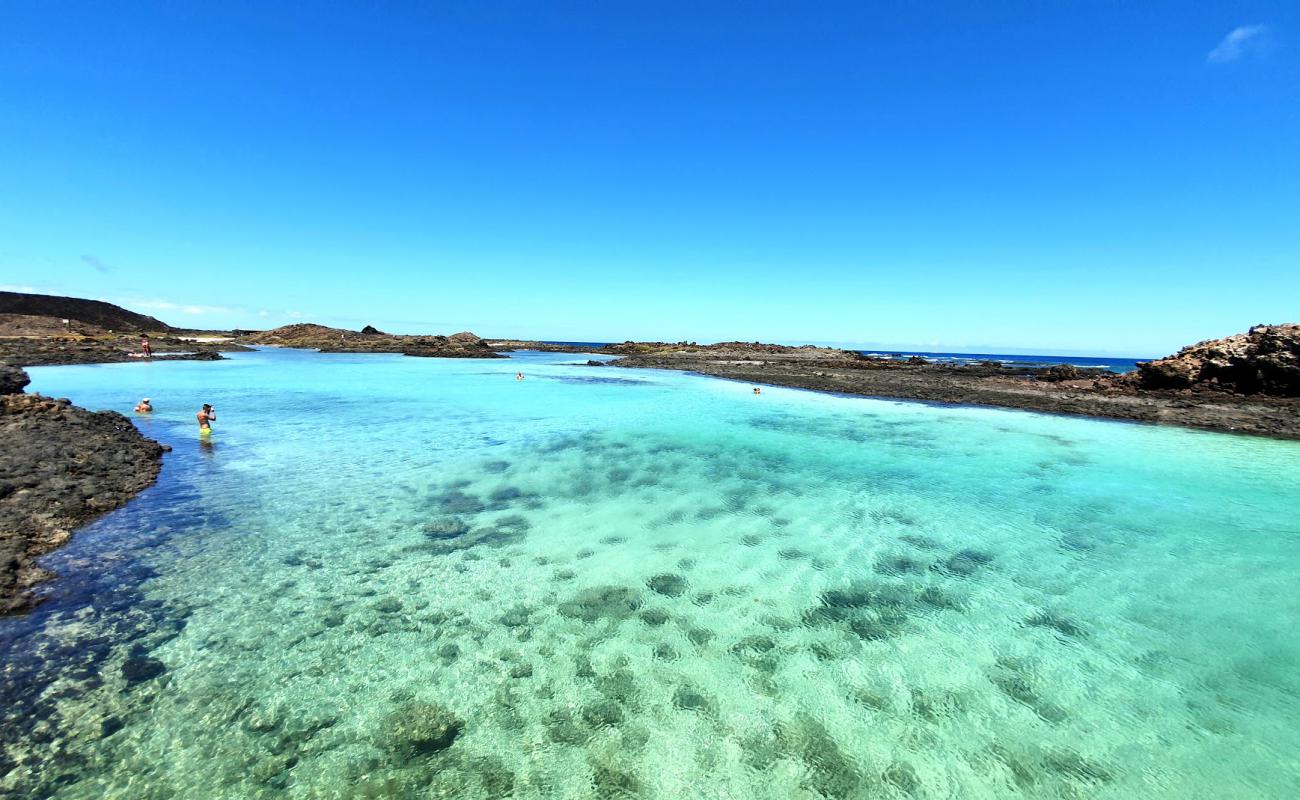 Puertito Isla De Lobos'in fotoğrafı parlak kum ve kayalar yüzey ile