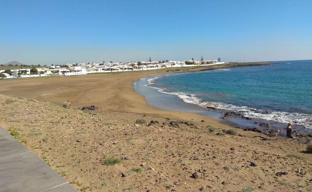 Playa de la Concha'in fotoğrafı kahverengi kum yüzey ile