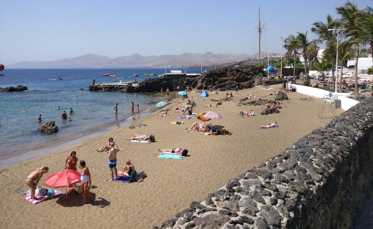 Playa Chica Plajı'in fotoğrafı açık bej kum yüzey ile