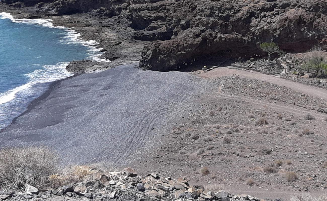 Playa de La Fuentecita'in fotoğrafı gri kum ve çakıllar yüzey ile