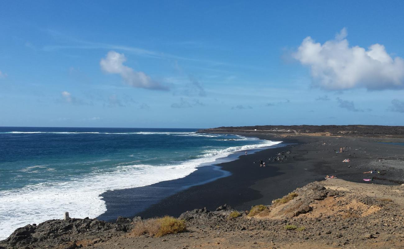 Playa de Janubio'in fotoğrafı siyah kum yüzey ile