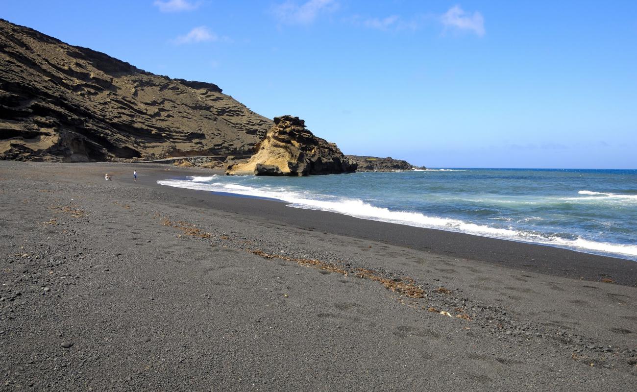 Playa de Montana Bermeja'in fotoğrafı siyah kum yüzey ile