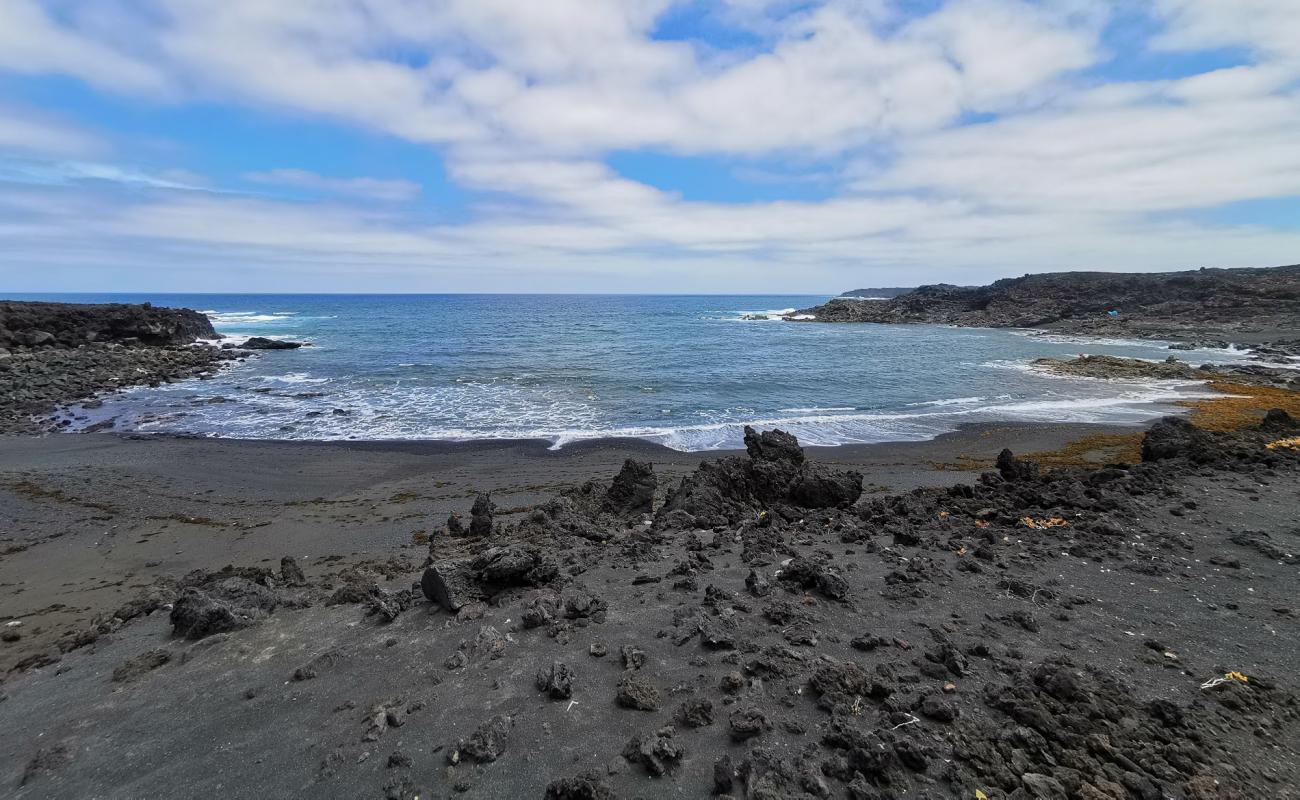 Playa de las Malvas'in fotoğrafı taşlı kum yüzey ile