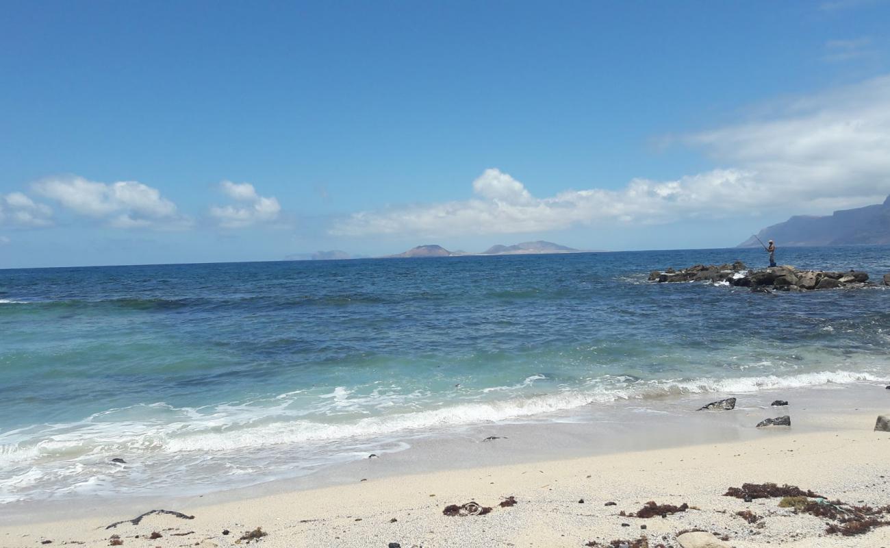 Playa de San Juan'in fotoğrafı bej kum ve kayalar yüzey ile