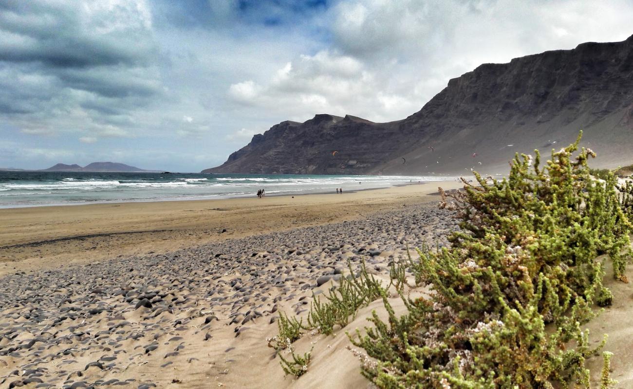 Famara Plajı'in fotoğrafı açık bej kum yüzey ile