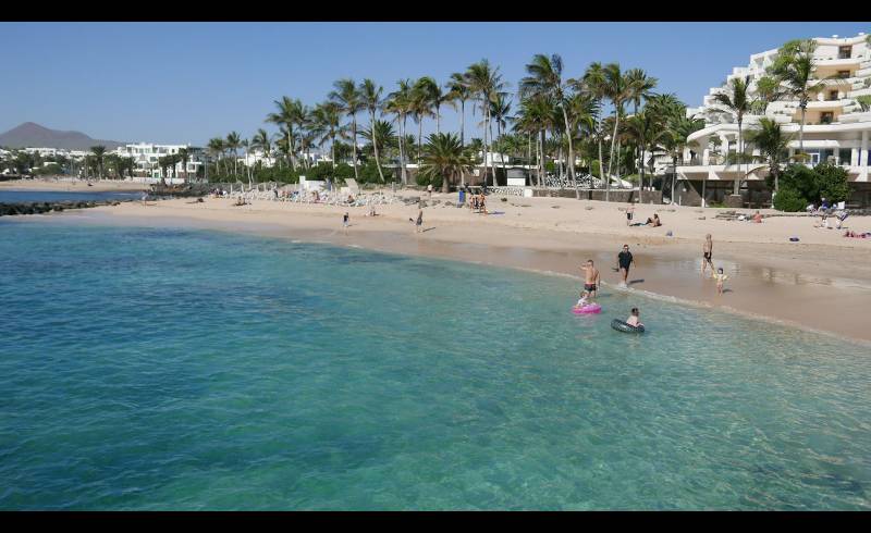 Playa de las Cucharas'in fotoğrafı açık bej kum yüzey ile