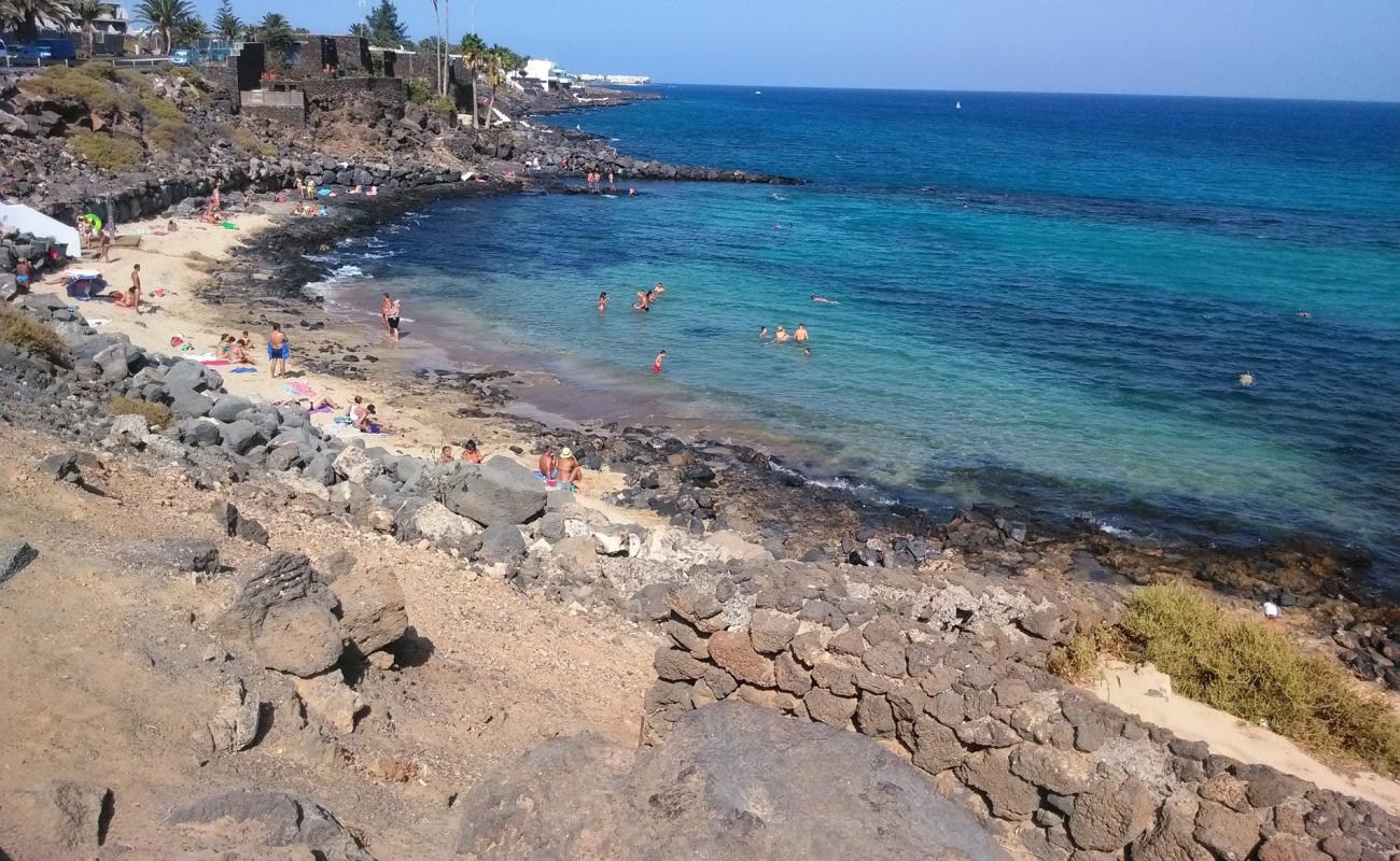 Playa El Ancla'in fotoğrafı bej kum ve kayalar yüzey ile