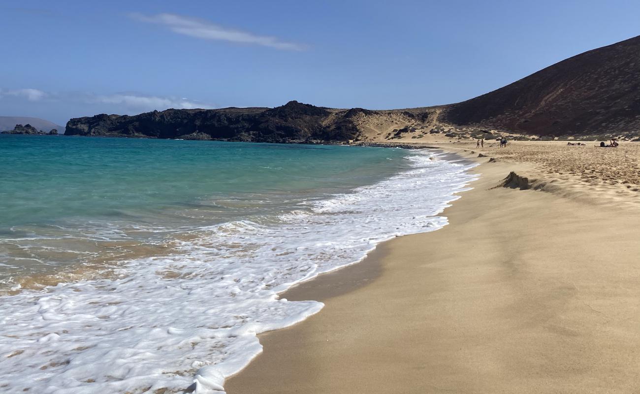 Playa de las Conchas'in fotoğrafı parlak ince kum yüzey ile