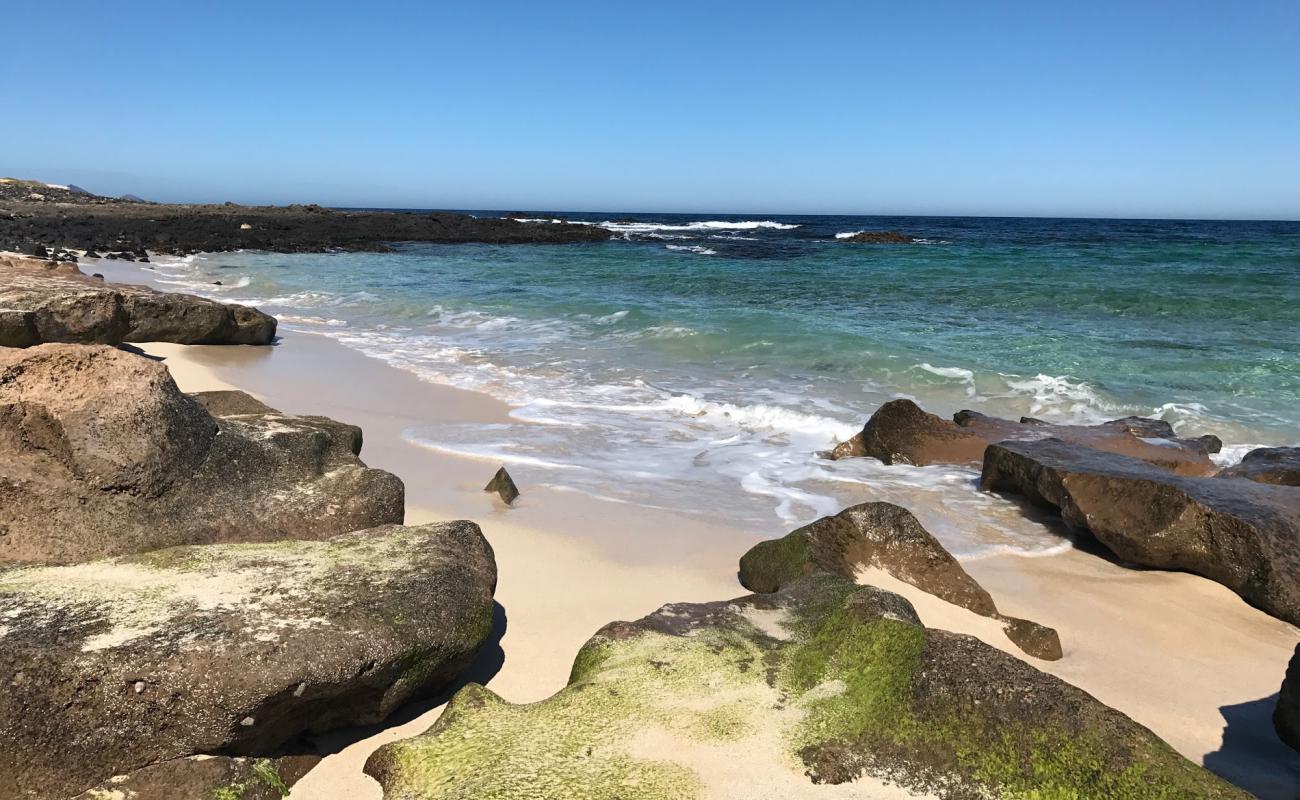 Playa Lambra'in fotoğrafı bej kum ve kayalar yüzey ile