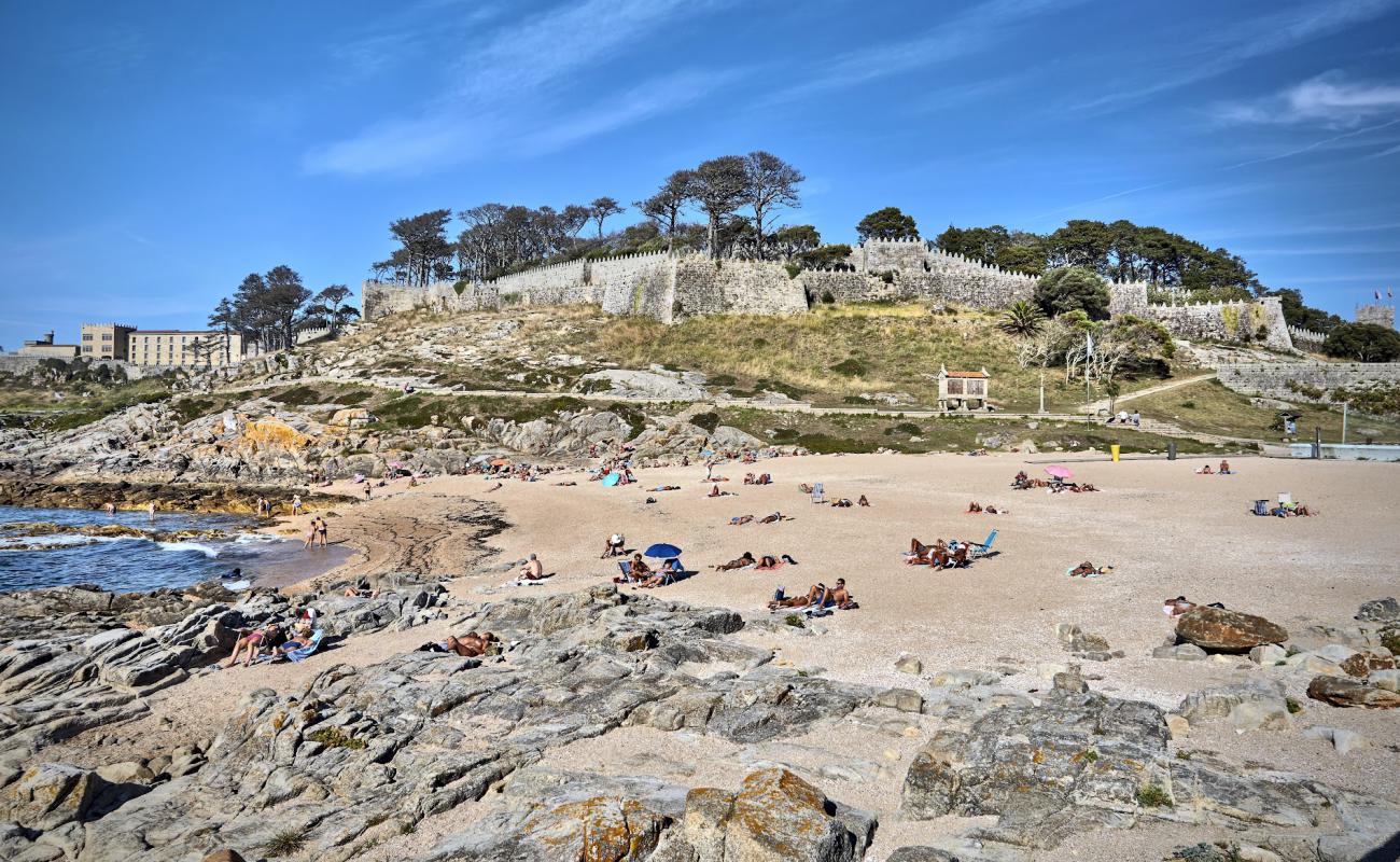 Praia da Cuncheira'in fotoğrafı parlak kum ve kayalar yüzey ile