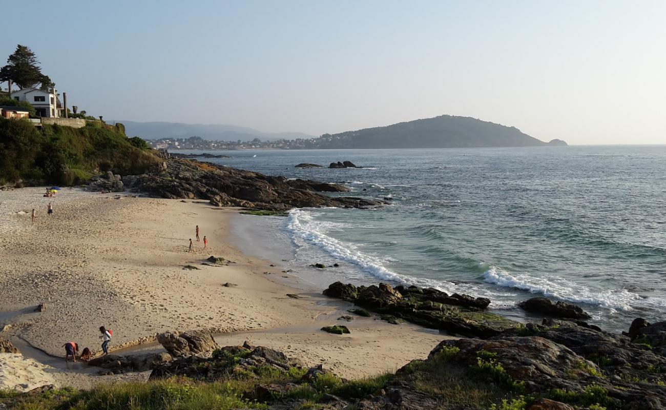 Praia dos Muinos'in fotoğrafı beyaz kum yüzey ile