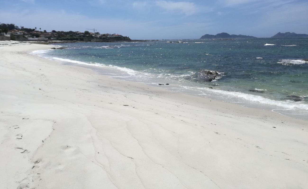 Praia de Fuchinos'in fotoğrafı beyaz ince kum yüzey ile