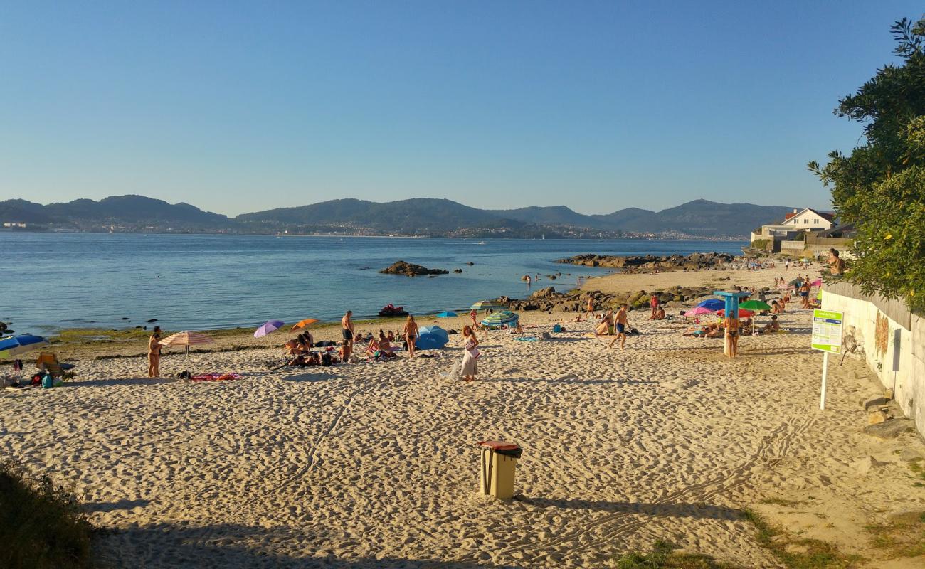 Praia dos Olmos'in fotoğrafı beyaz kum yüzey ile