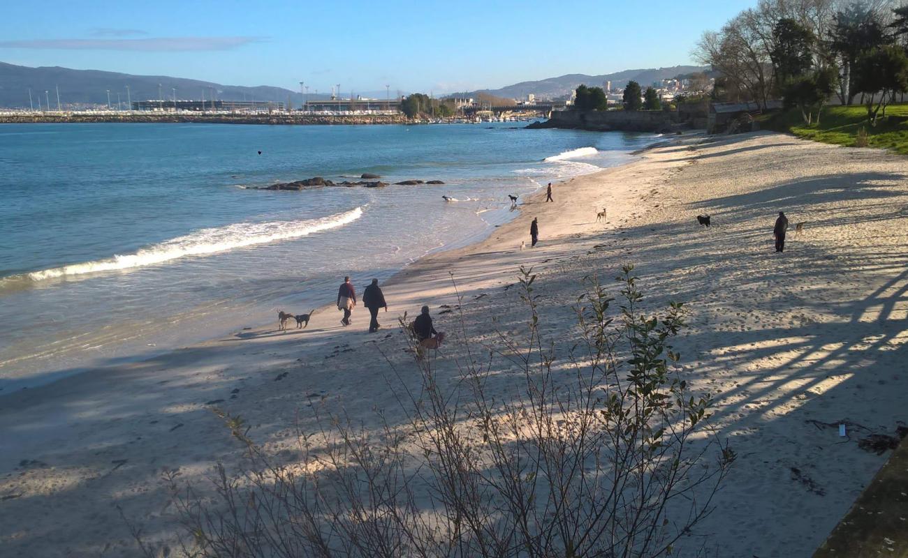 Praia de Santa Baia'in fotoğrafı beyaz kum yüzey ile