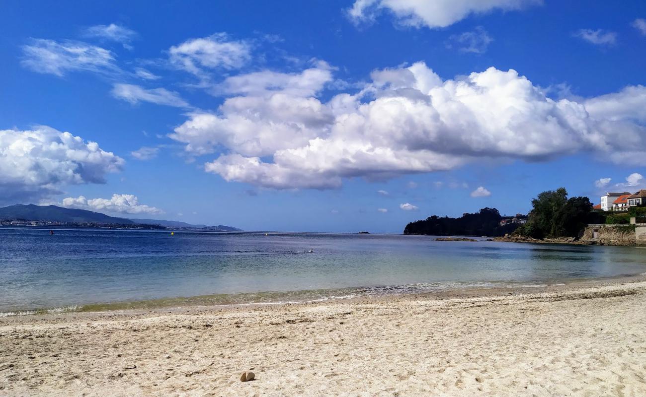 Praia do Con'in fotoğrafı beyaz kum yüzey ile