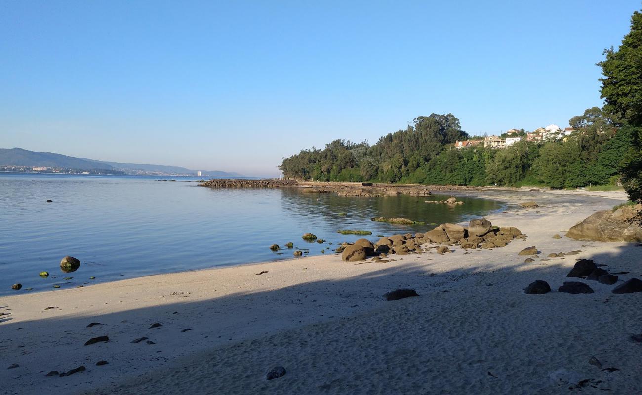 Praia de Vilela'in fotoğrafı beyaz kum yüzey ile