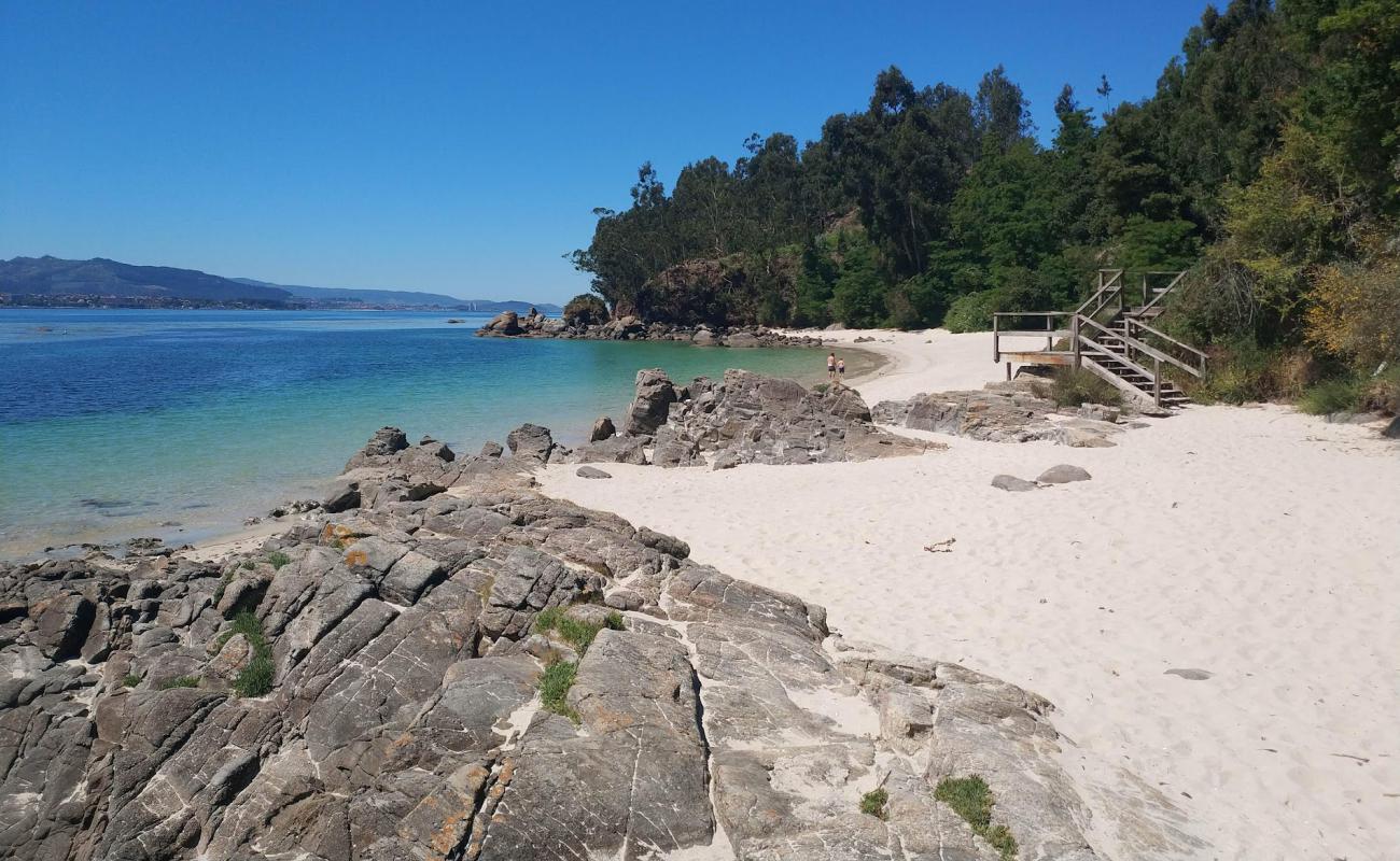 Praia Nino do Corvo'in fotoğrafı beyaz kum yüzey ile