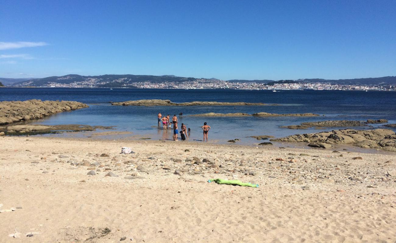 Praia da Cunchina'in fotoğrafı parlak kabuk kumu yüzey ile