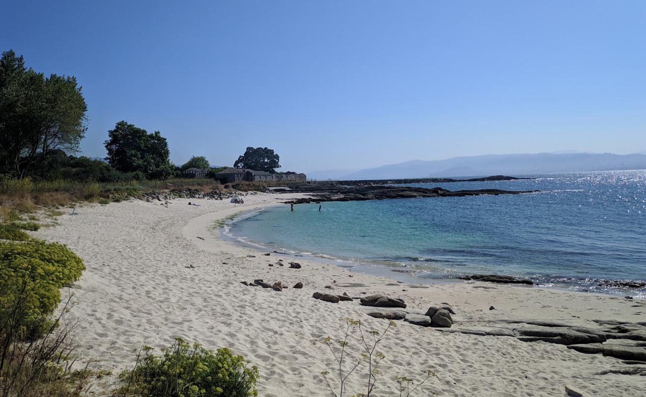 Praia do Medio'in fotoğrafı beyaz kum yüzey ile