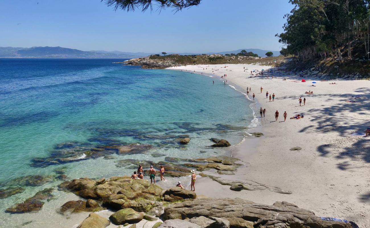 Praia de Figueiras'in fotoğrafı beyaz ince kum yüzey ile