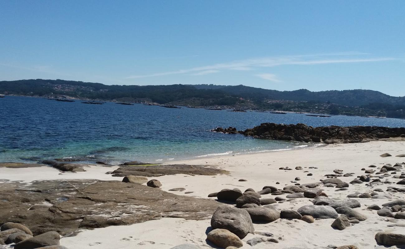 Praia de Lalada'in fotoğrafı beyaz ince kum yüzey ile