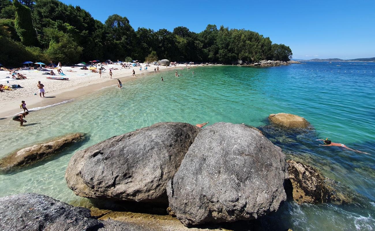 Castineiras Plajı'in fotoğrafı beyaz ince kum yüzey ile