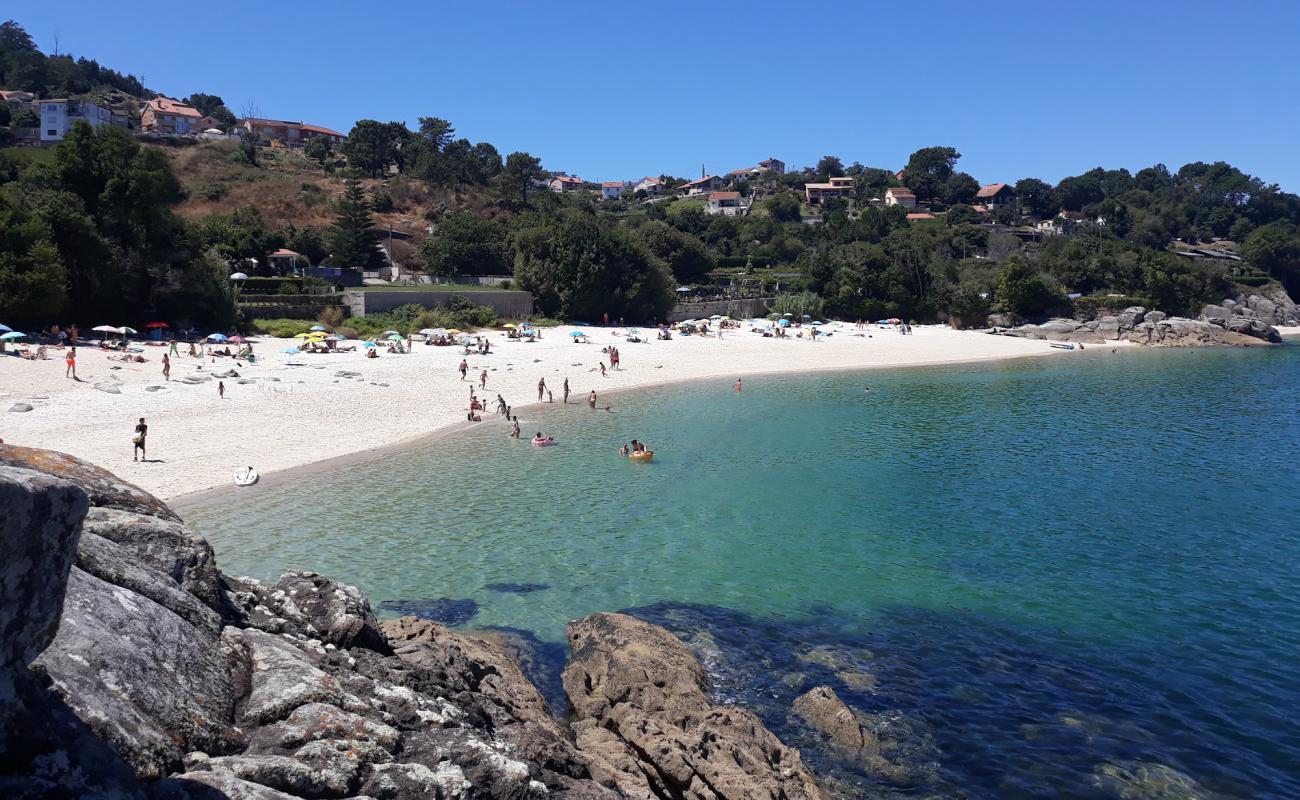 Praia de San Xian'in fotoğrafı beyaz ince kum yüzey ile