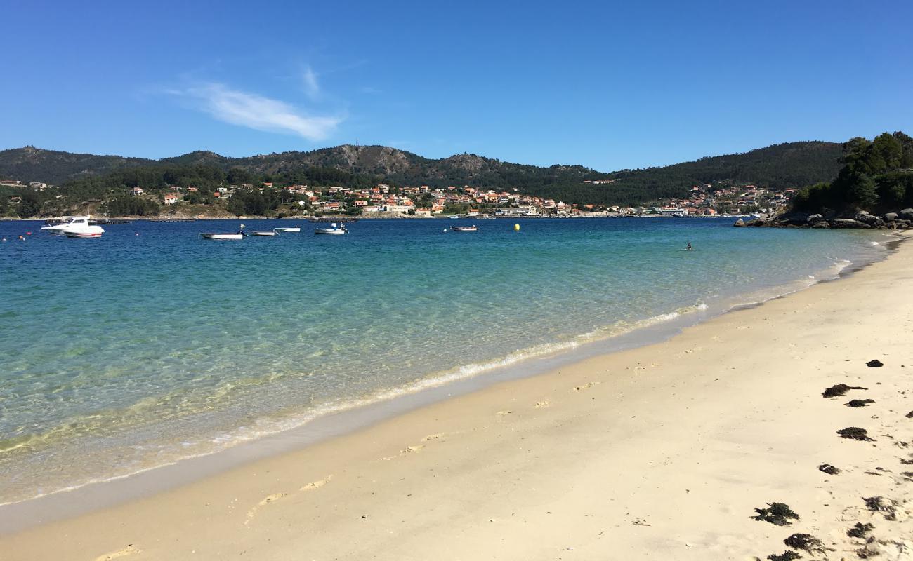 Praia Arneles'in fotoğrafı beyaz kum yüzey ile