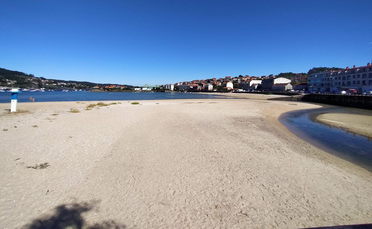 Praia de San Cibran'in fotoğrafı parlak kum yüzey ile